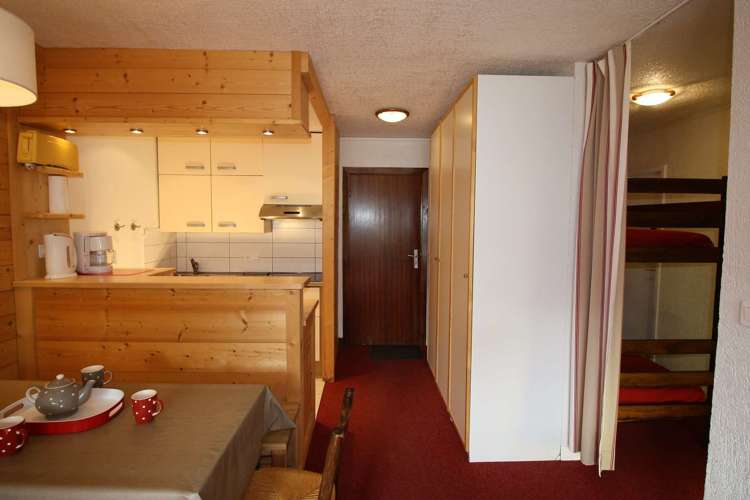 ApartmentTourDuLac32_9.jpg